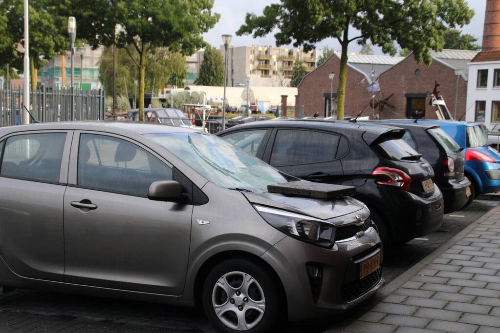 Man met verward gedrag gooit stenen vanaf dak naar agenten