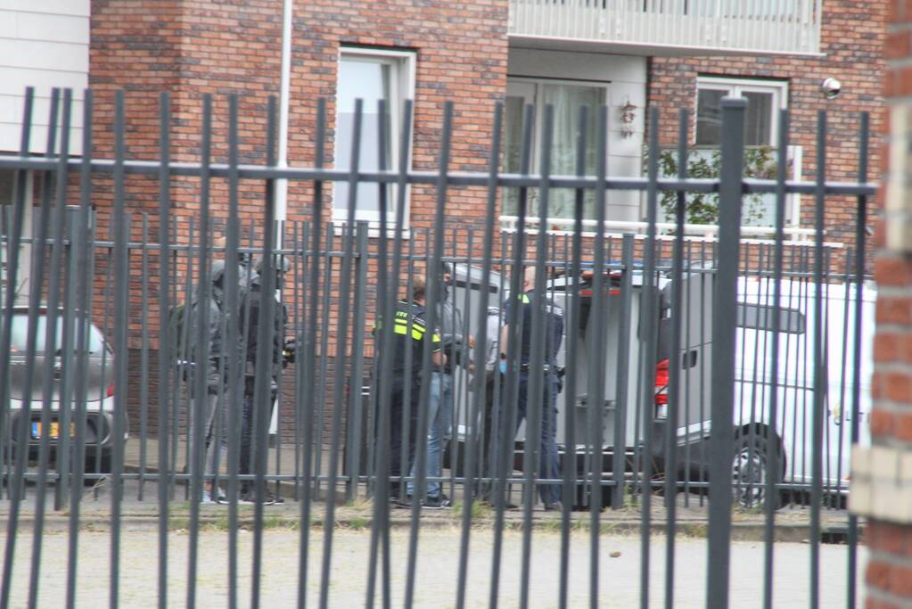 Man met verward gedrag gooit stenen vanaf dak naar agenten