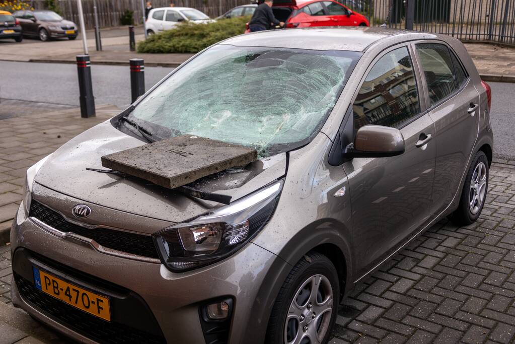 Man met verward gedrag gooit stenen vanaf dak naar agenten