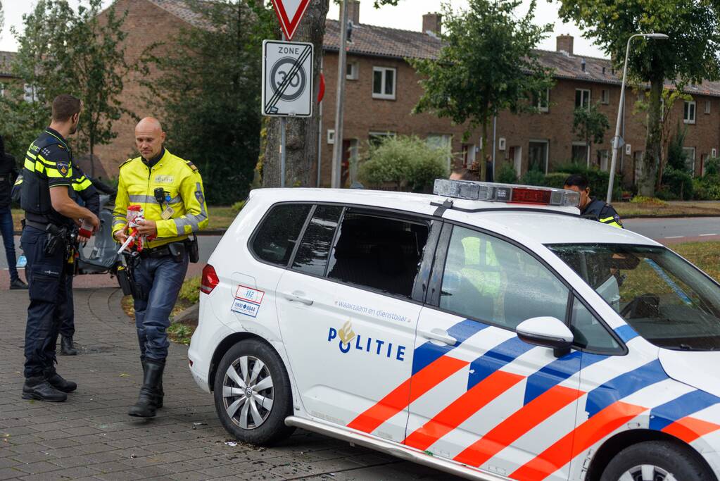 Man met verward gedrag gooit stenen vanaf dak naar agenten