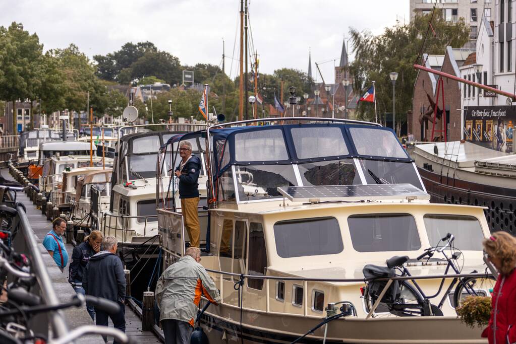 Man met verward gedrag gooit stenen vanaf dak naar agenten