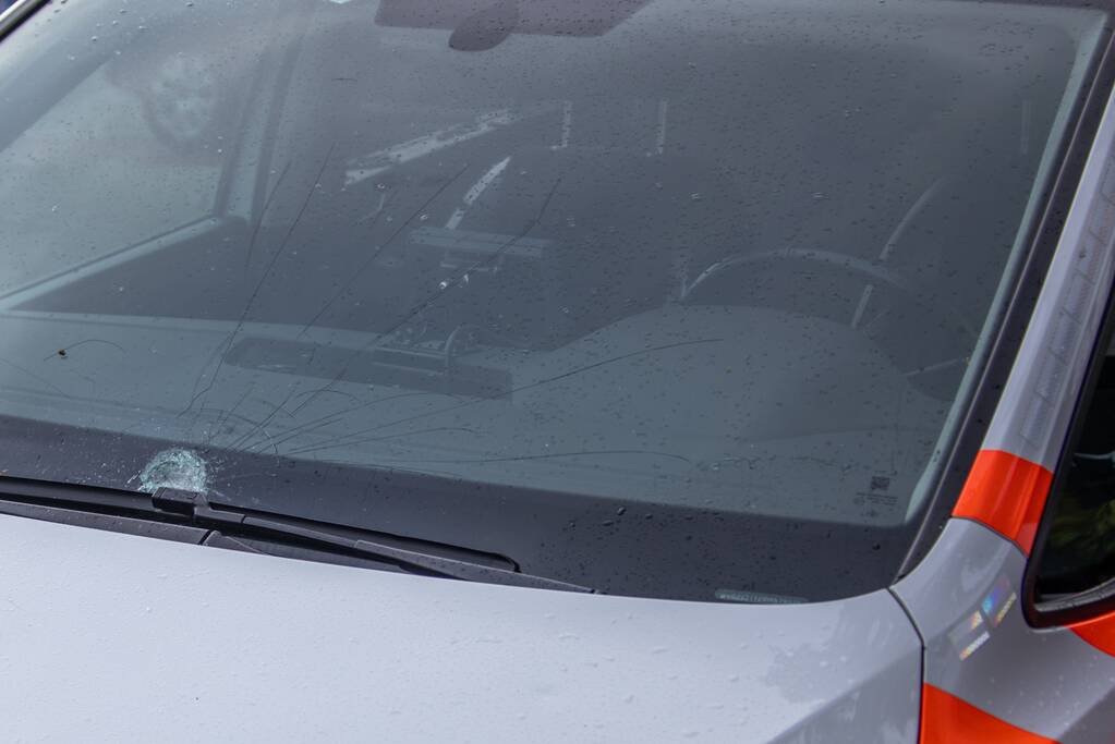 Man met verward gedrag gooit stenen vanaf dak naar agenten