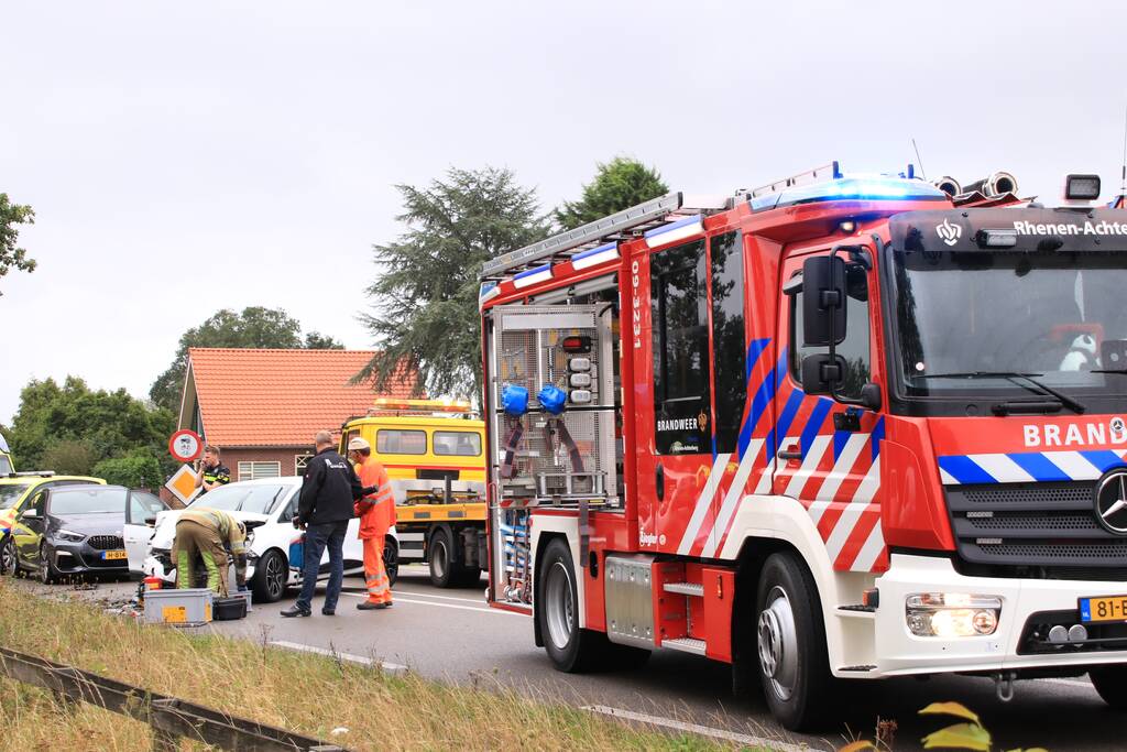 Persoon bekneld na forse aanrijding