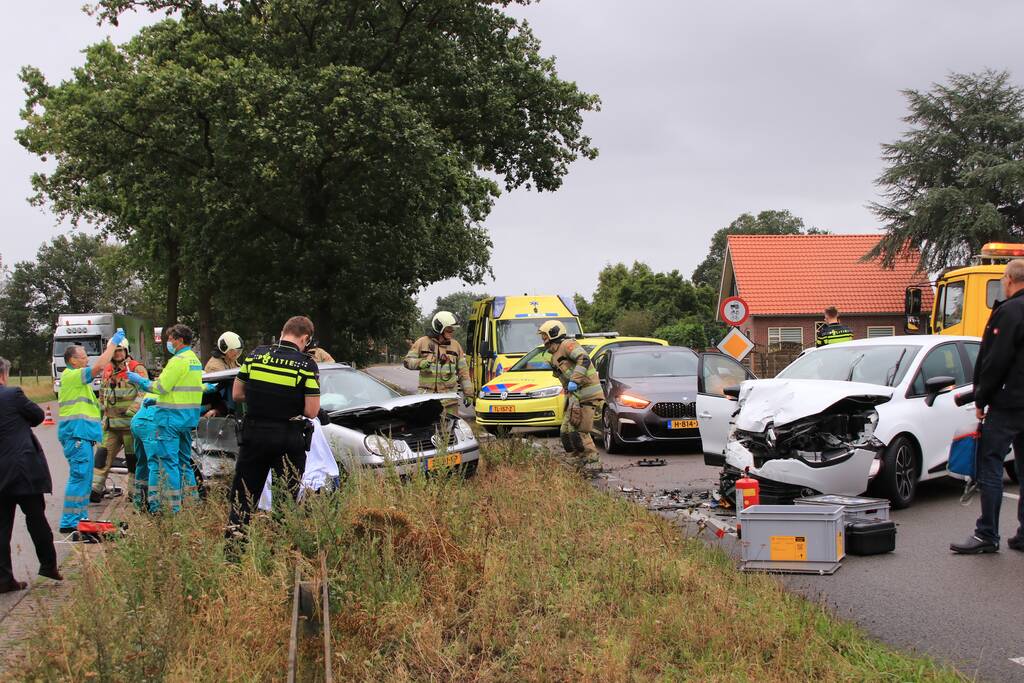 Persoon bekneld na forse aanrijding