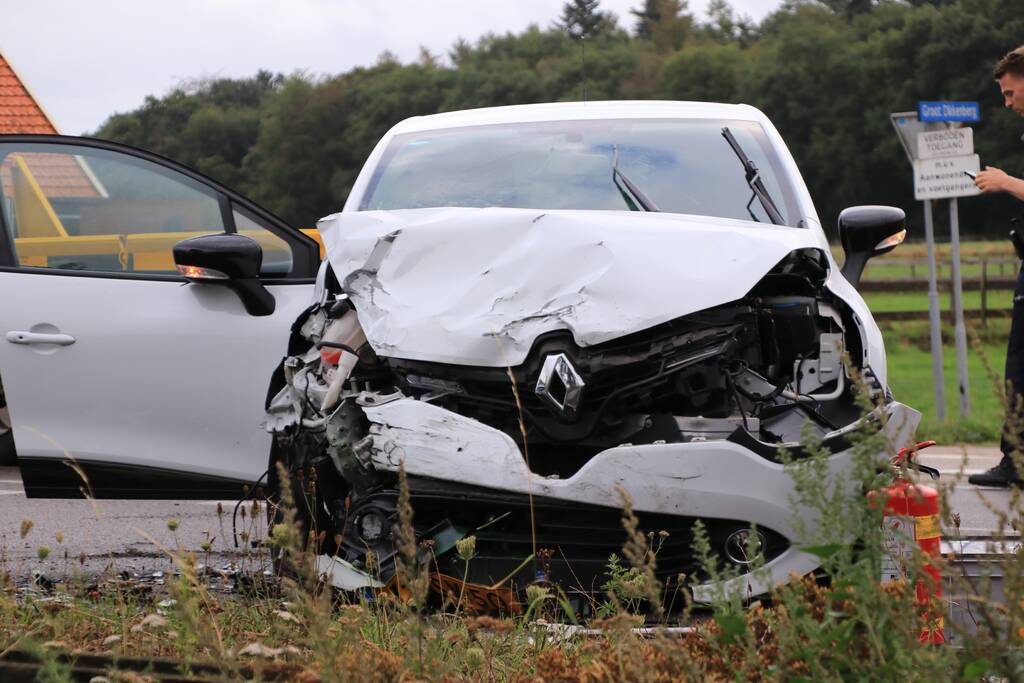Persoon bekneld na forse aanrijding