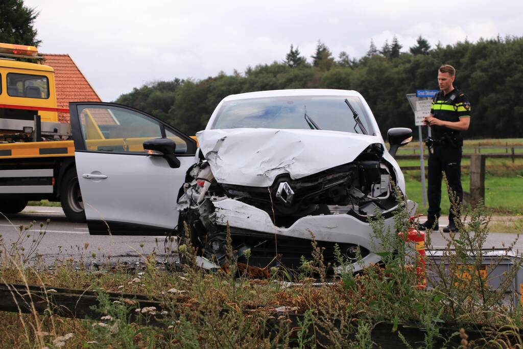 Persoon bekneld na forse aanrijding