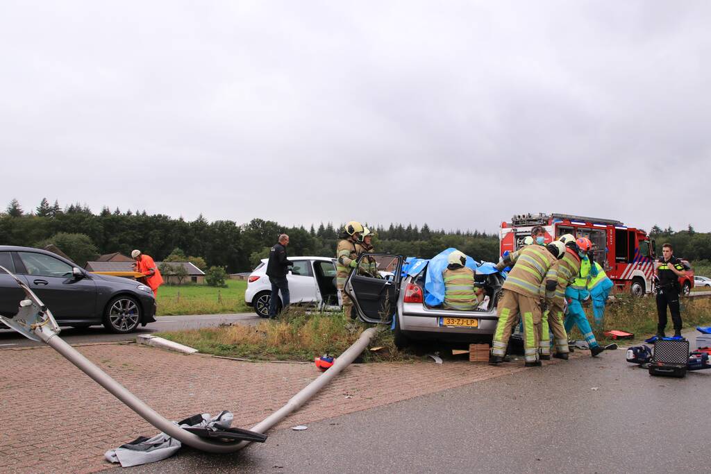 Persoon bekneld na forse aanrijding