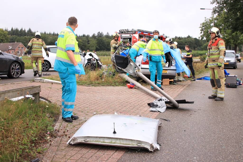Persoon bekneld na forse aanrijding