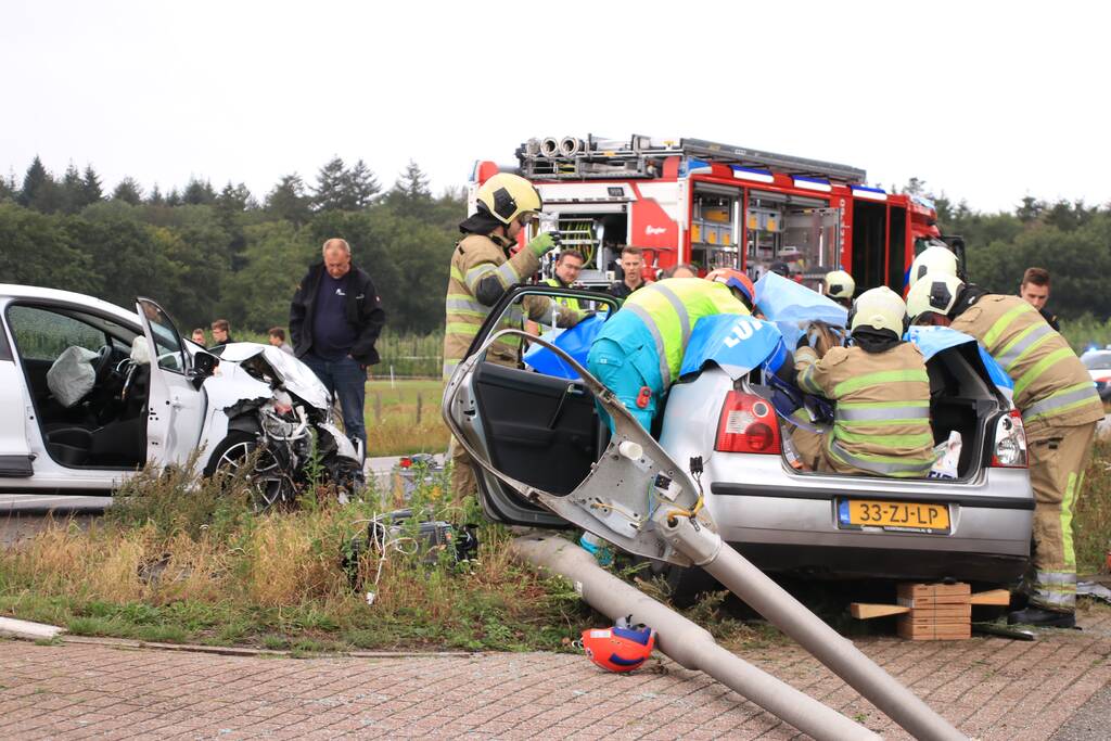 Persoon bekneld na forse aanrijding