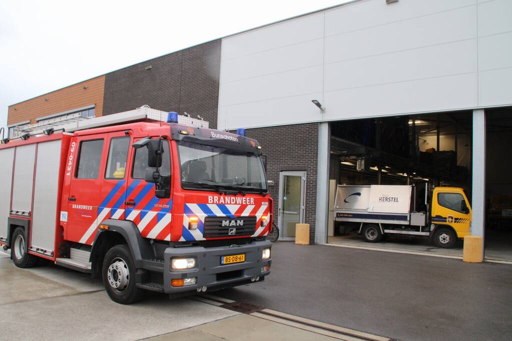 Brandweer doet onderzoek naar brandlucht in gemeentewerf
