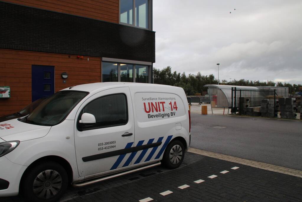 Brandweer doet onderzoek naar brandlucht in gemeentewerf