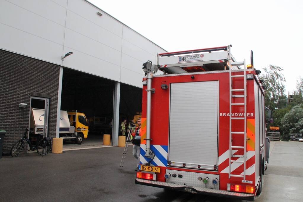 Brandweer doet onderzoek naar brandlucht in gemeentewerf
