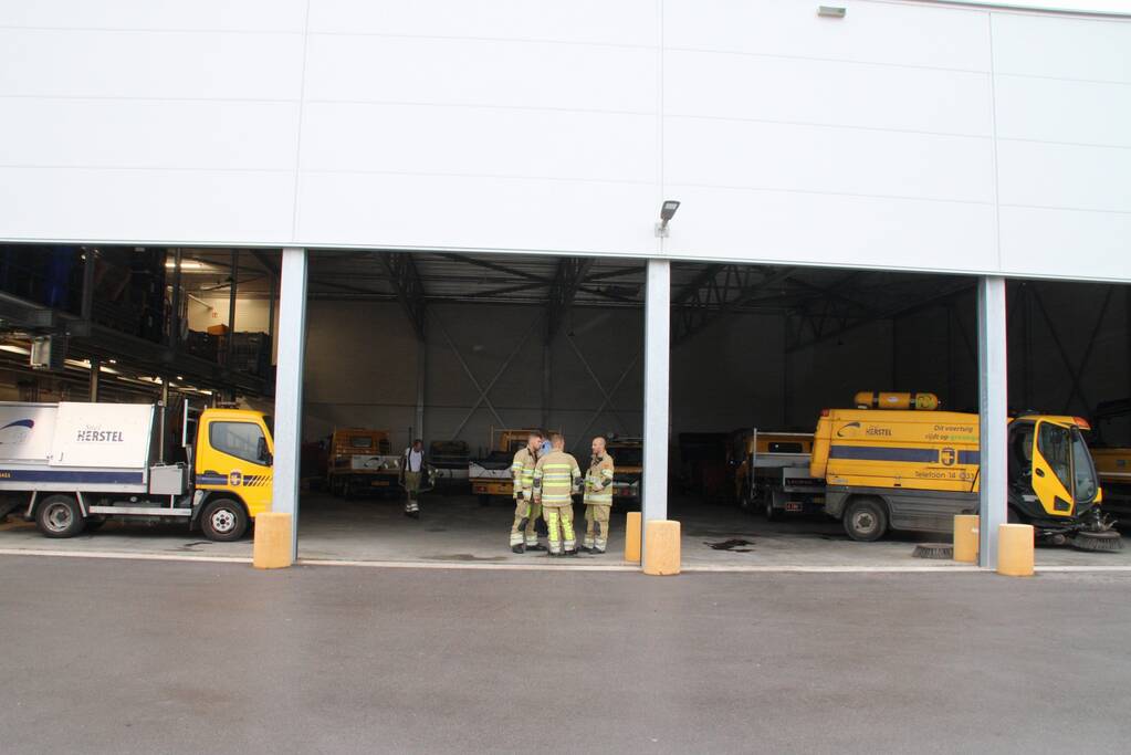 Brandweer doet onderzoek naar brandlucht in gemeentewerf