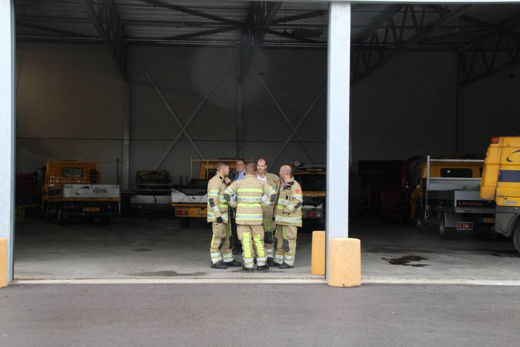 Brandweer doet onderzoek naar brandlucht in gemeentewerf