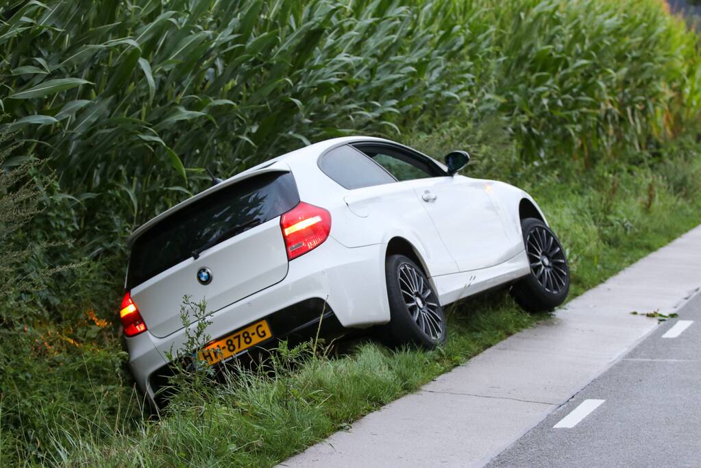 Auto vliegt uit de bocht en belandt in sloot