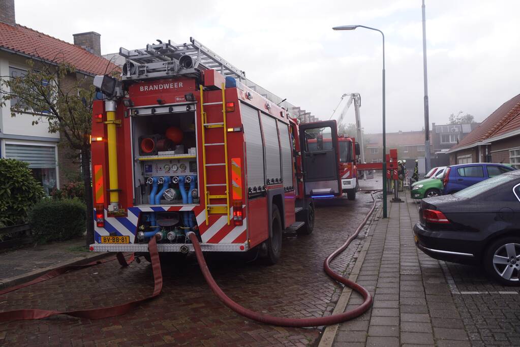 Grote rookwolken komen uit leegstaand kantoorpand