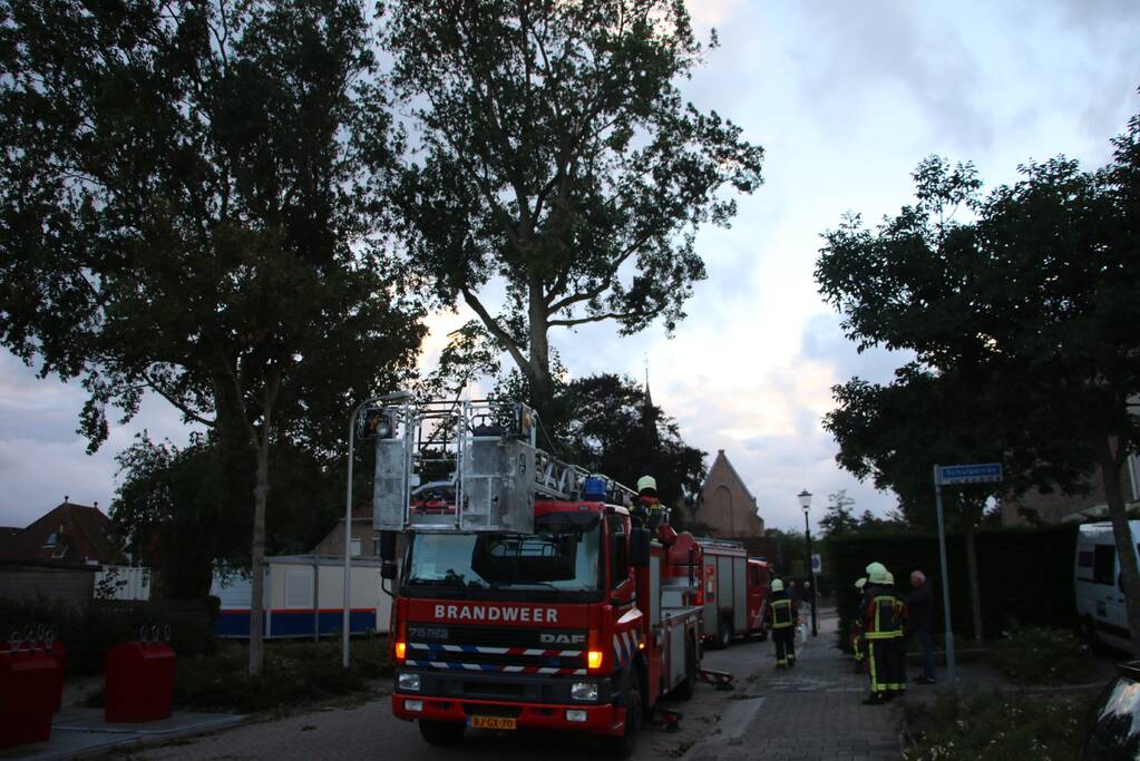 Met hoogwerker levensgevaarlijke takken verwijderd