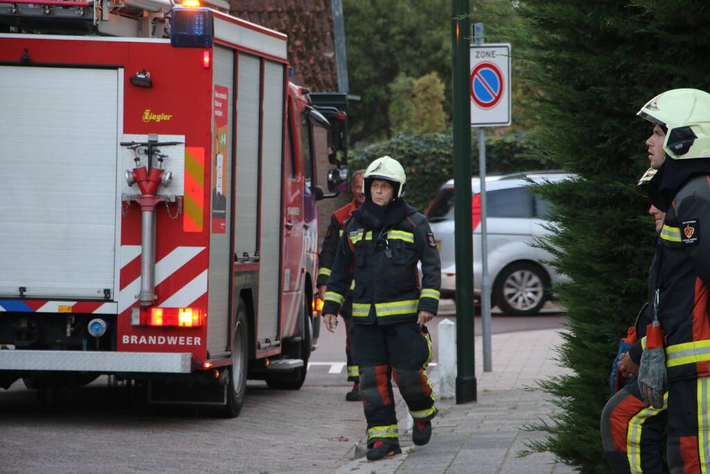 Met hoogwerker levensgevaarlijke takken verwijderd