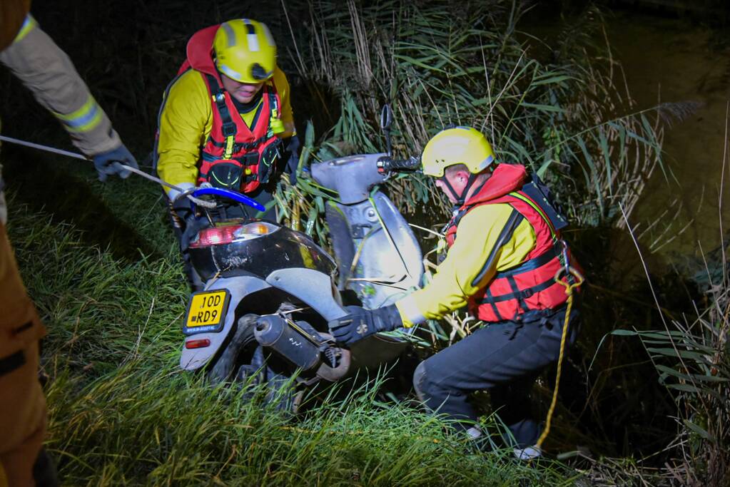 Gedumpte scooter in sloot aangetroffen