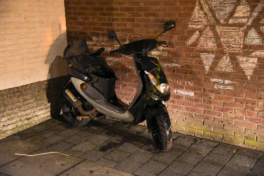 Gedumpte scooter in sloot aangetroffen