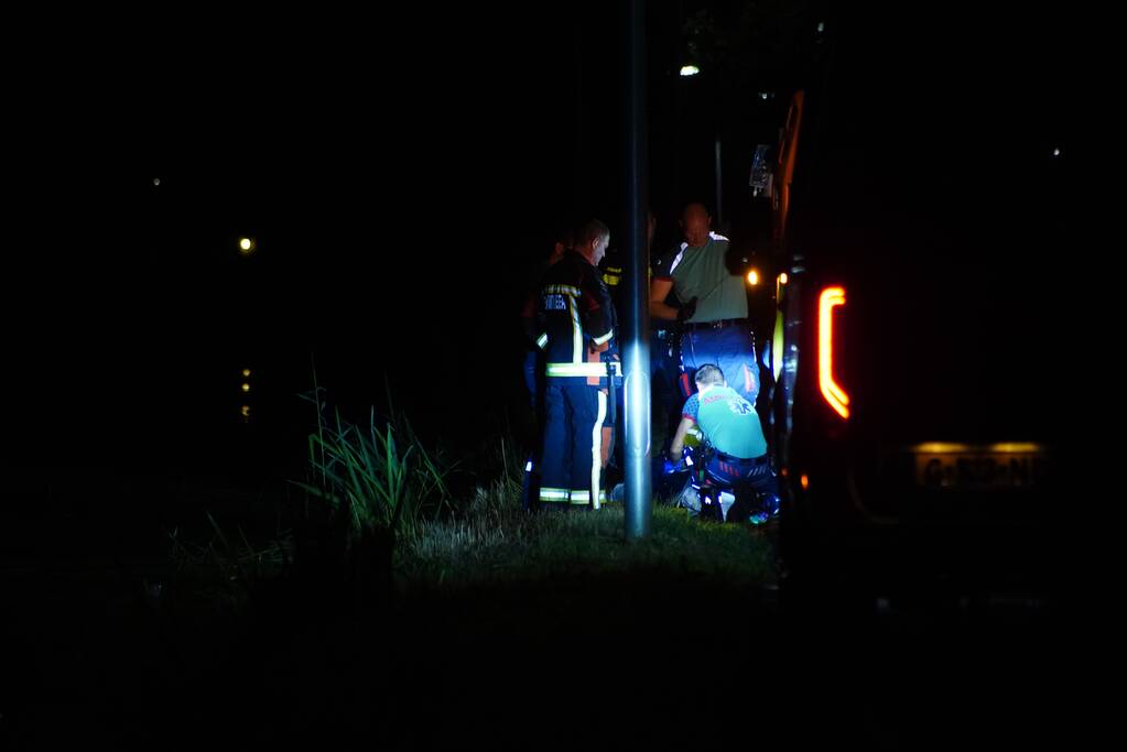 Fietser belandt in het water en raakt zwaargewond