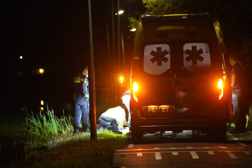 Fietser belandt in het water en raakt zwaargewond