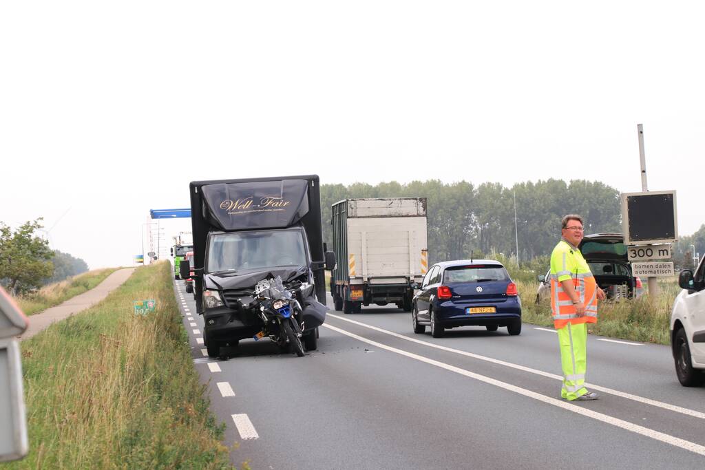 Bestelbus botst achter op motor
