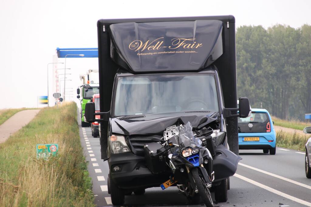 Bestelbus botst achter op motor