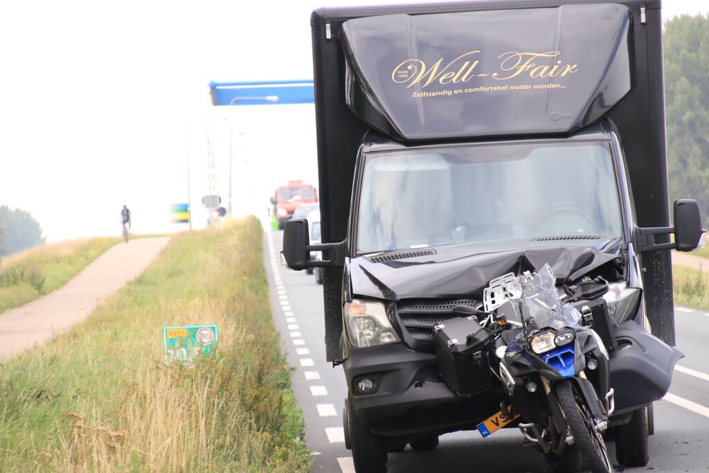 Bestelbus botst achter op motor