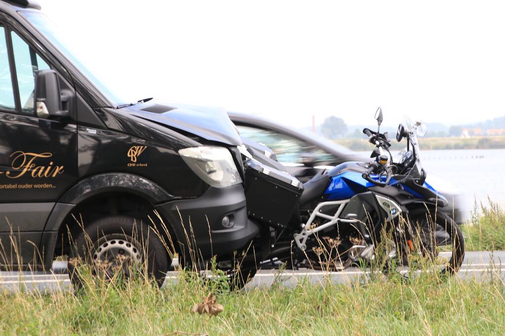 Bestelbus botst achter op motor