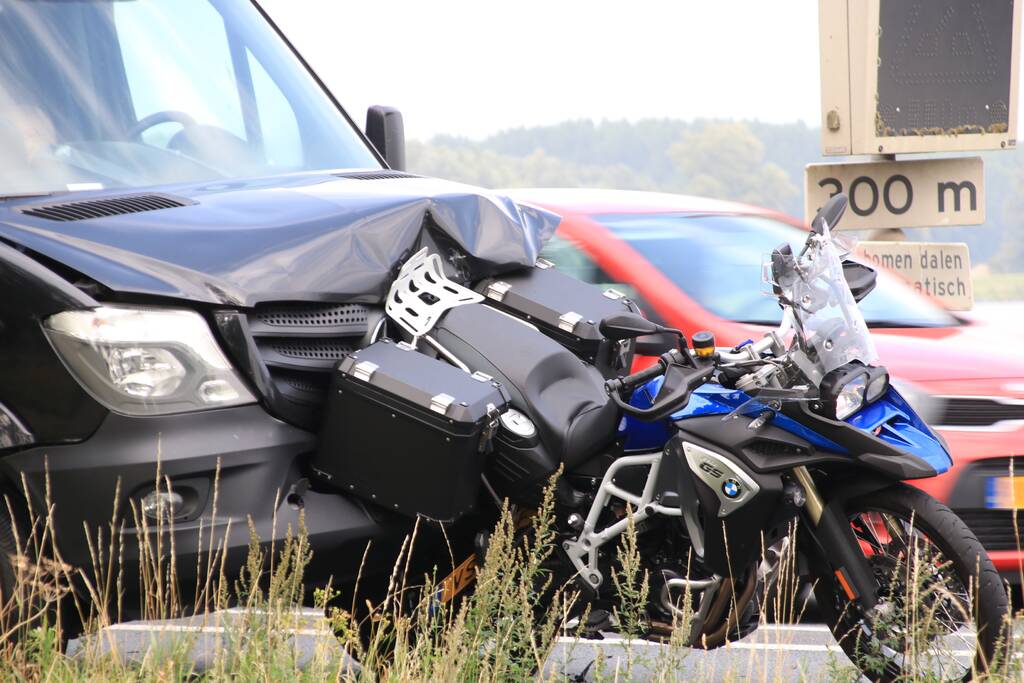 Bestelbus botst achter op motor