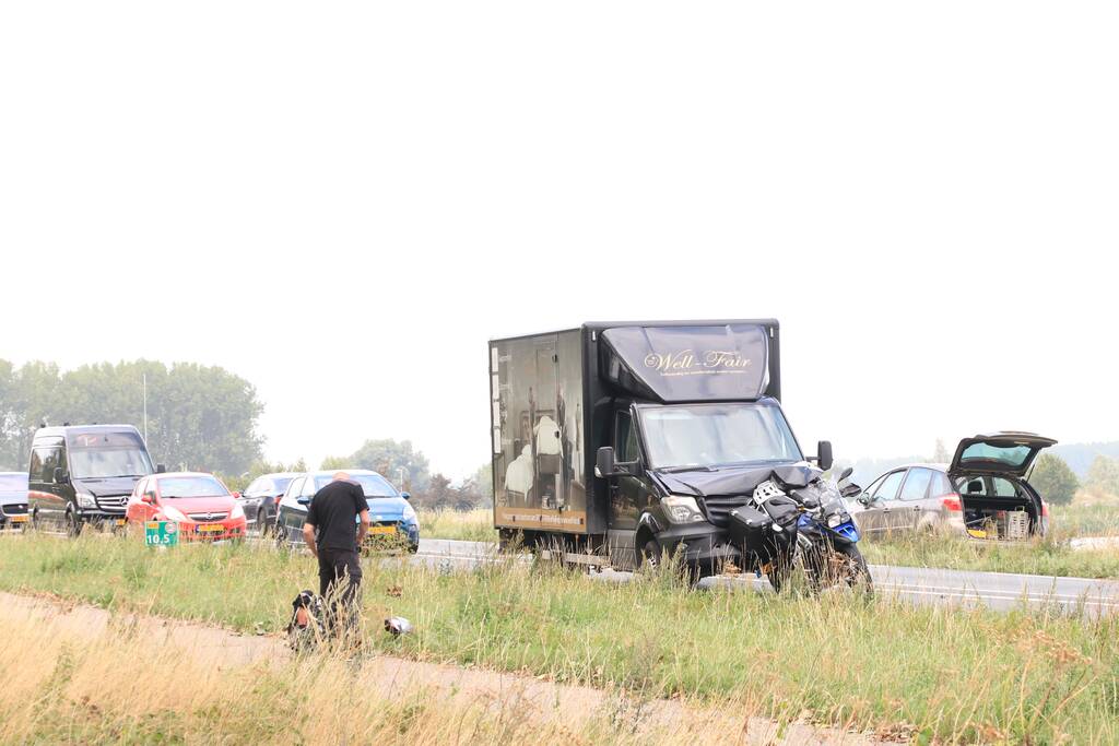 Bestelbus botst achter op motor