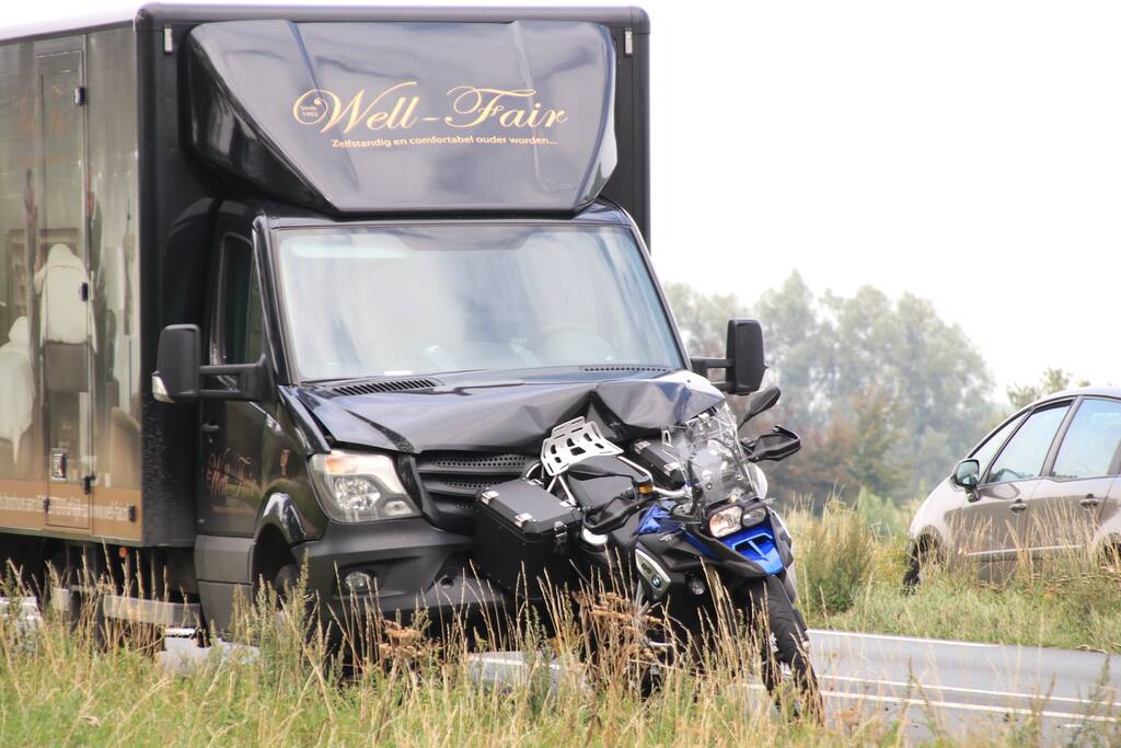 Bestelbus botst achter op motor