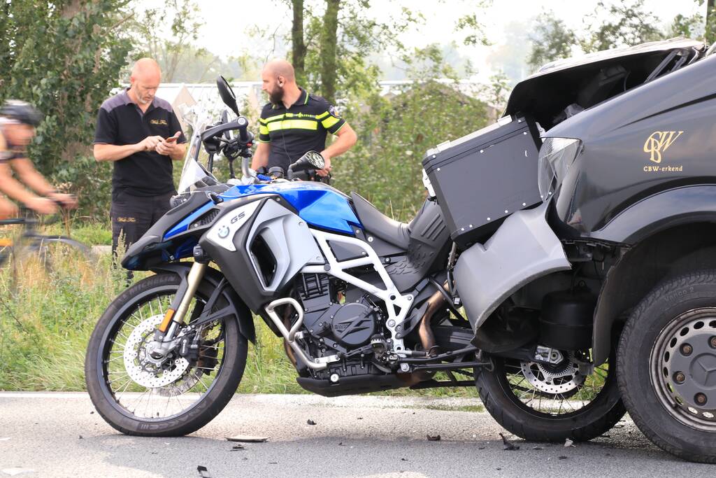 Bestelbus botst achter op motor