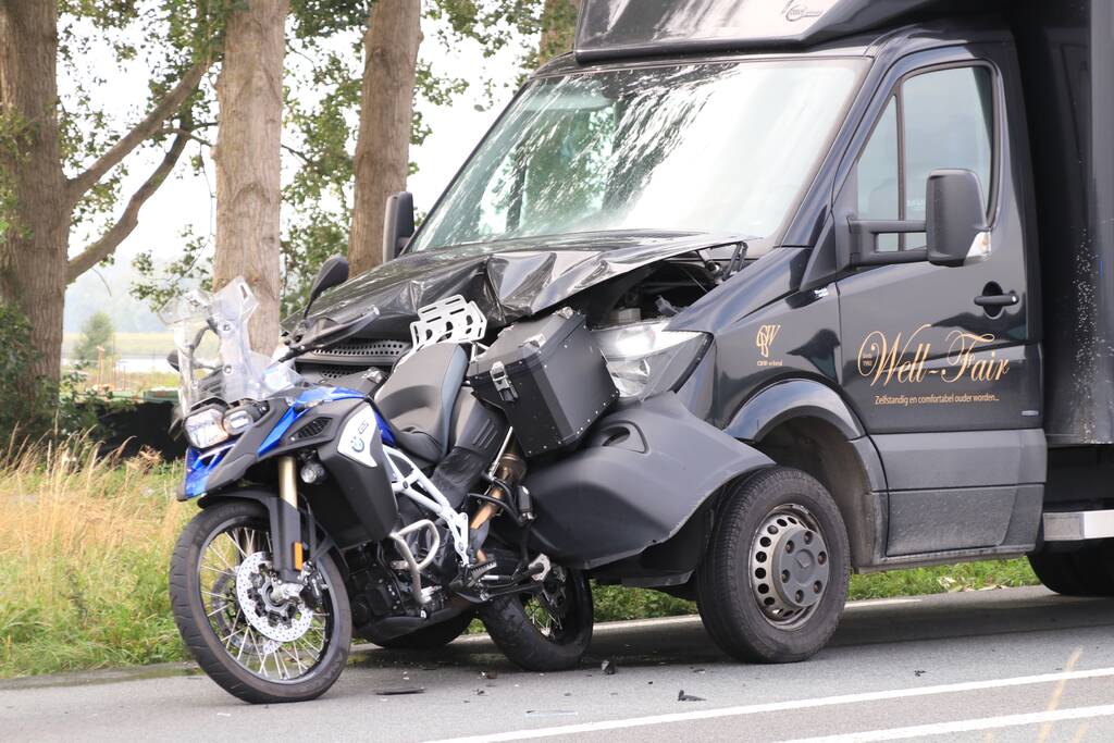 Bestelbus botst achter op motor
