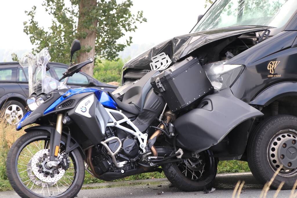 Bestelbus botst achter op motor