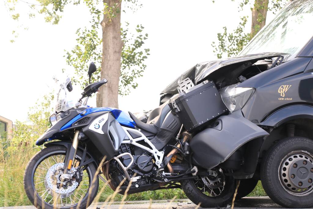 Bestelbus botst achter op motor