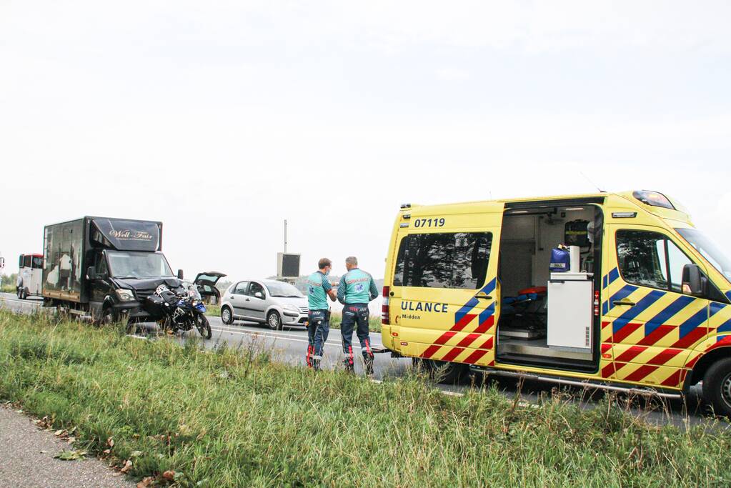 Bestelbus botst achter op motor