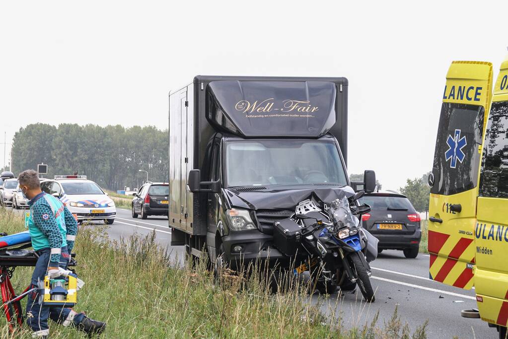 Bestelbus botst achter op motor