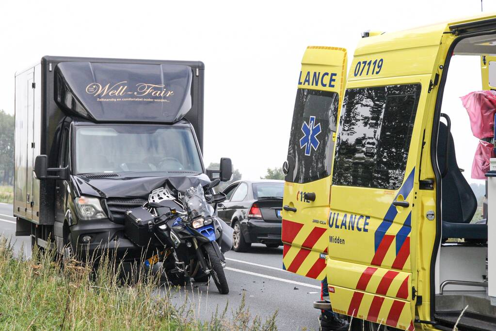 Bestelbus botst achter op motor