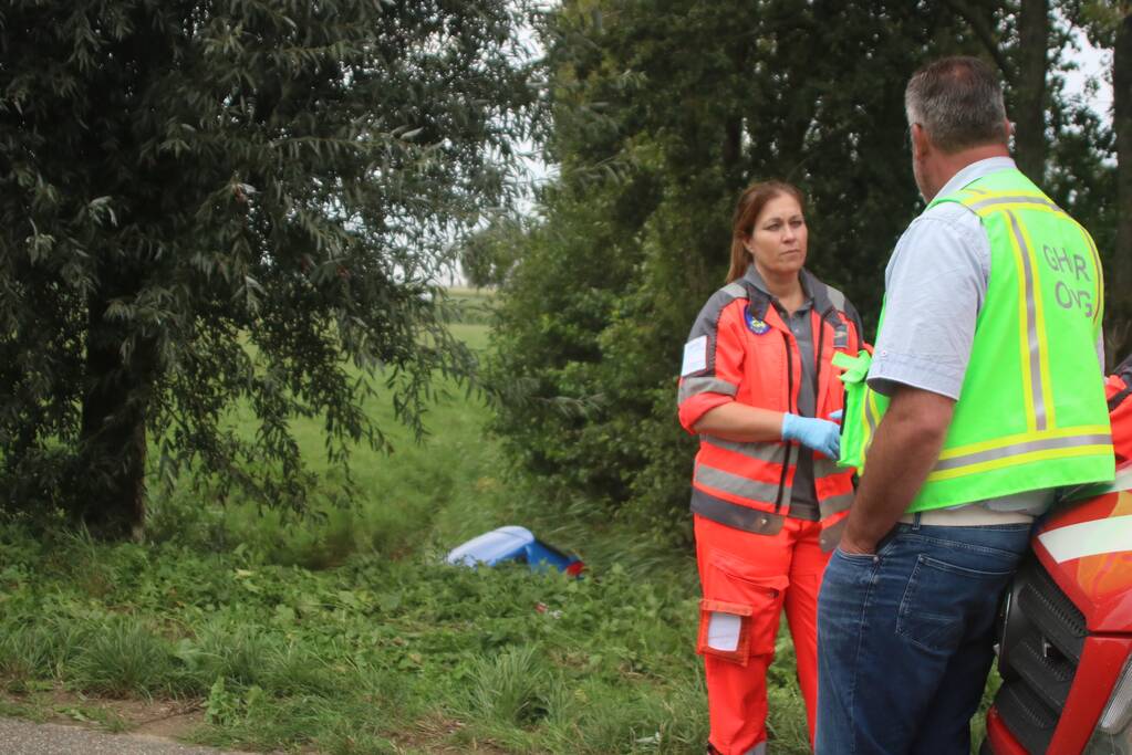 Auto raakt van de weg en belandt in het water