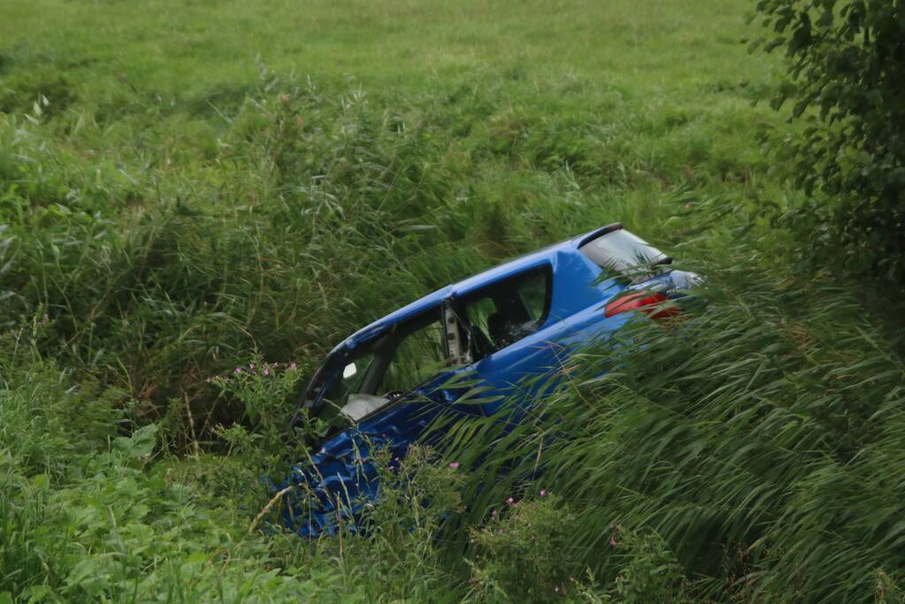 Auto raakt van de weg en belandt in het water