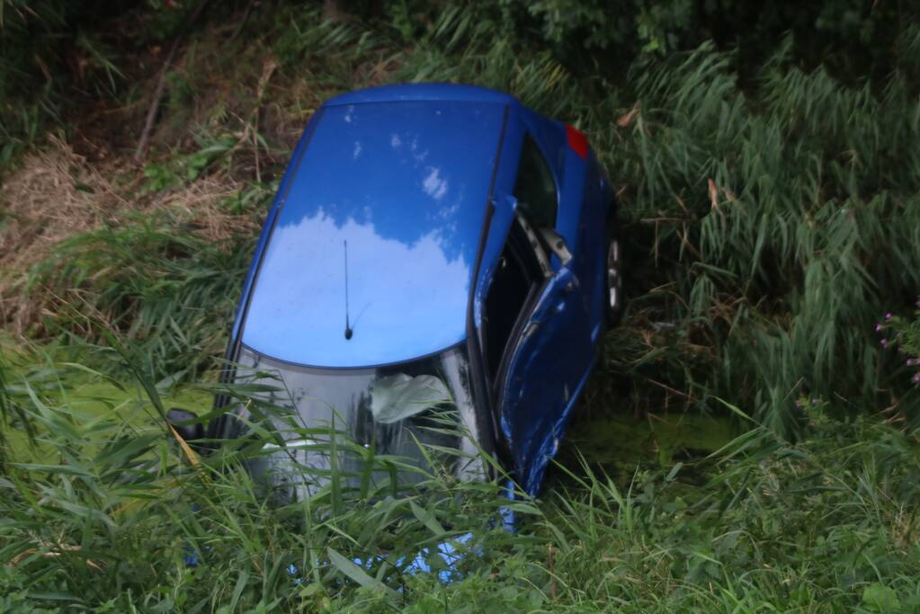 Auto raakt van de weg en belandt in het water
