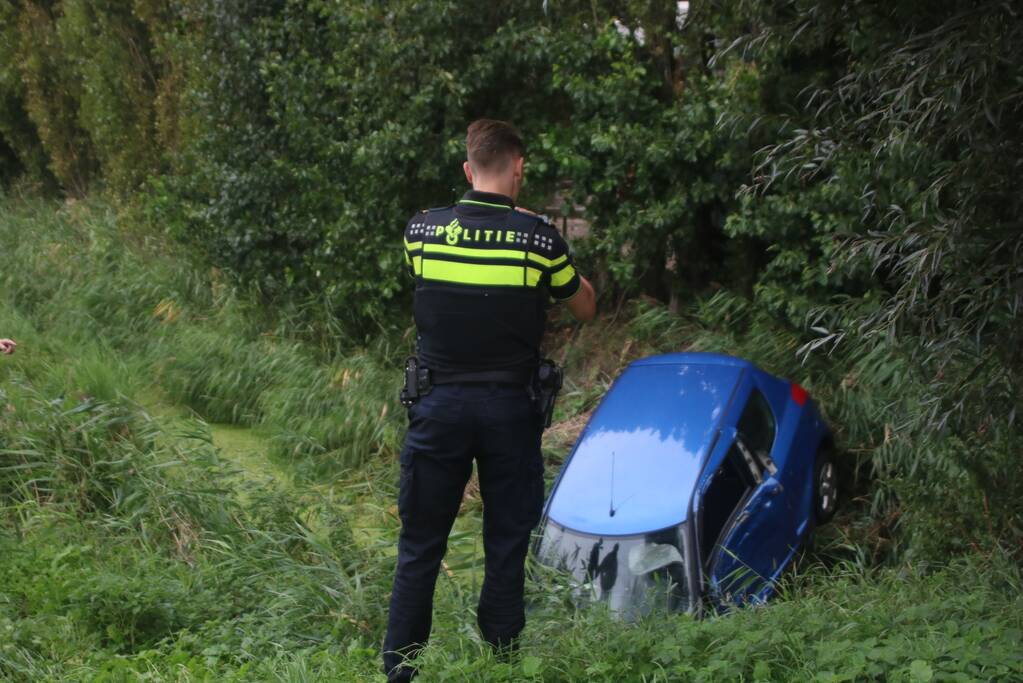 Auto raakt van de weg en belandt in het water