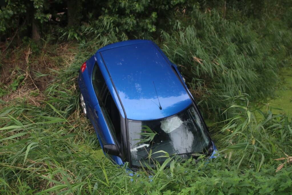 Auto raakt van de weg en belandt in het water
