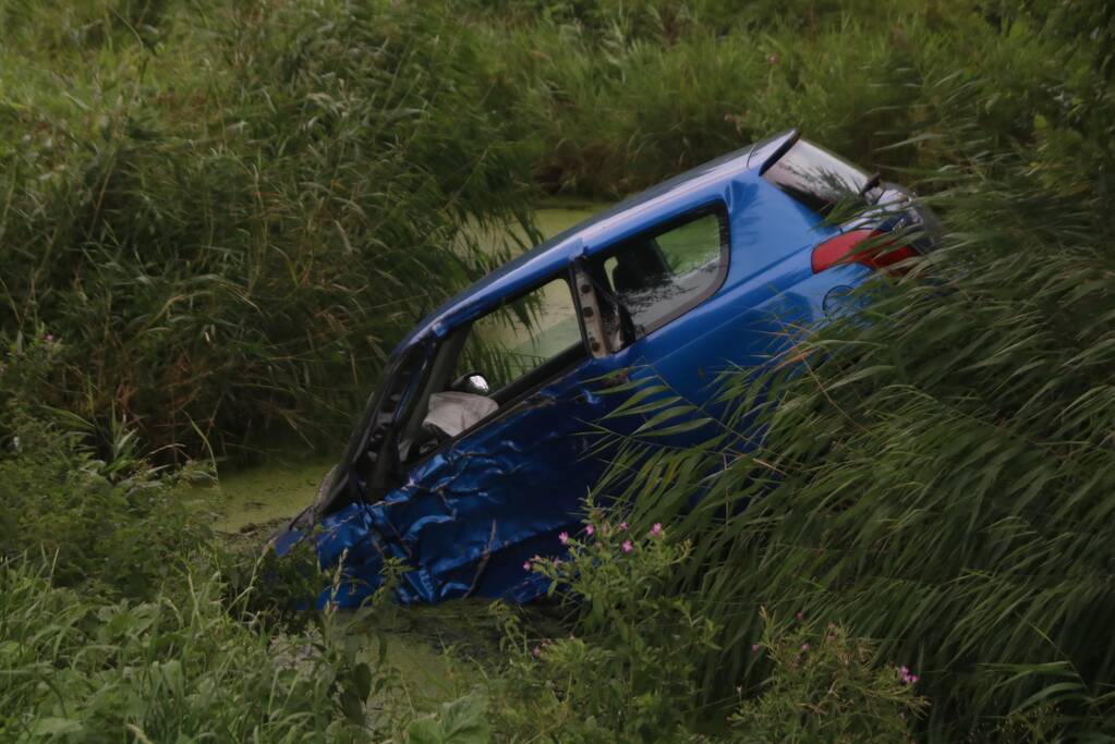Auto raakt van de weg en belandt in het water