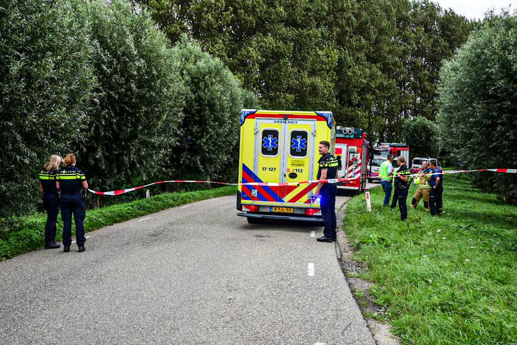 Auto raakt van de weg en belandt in het water