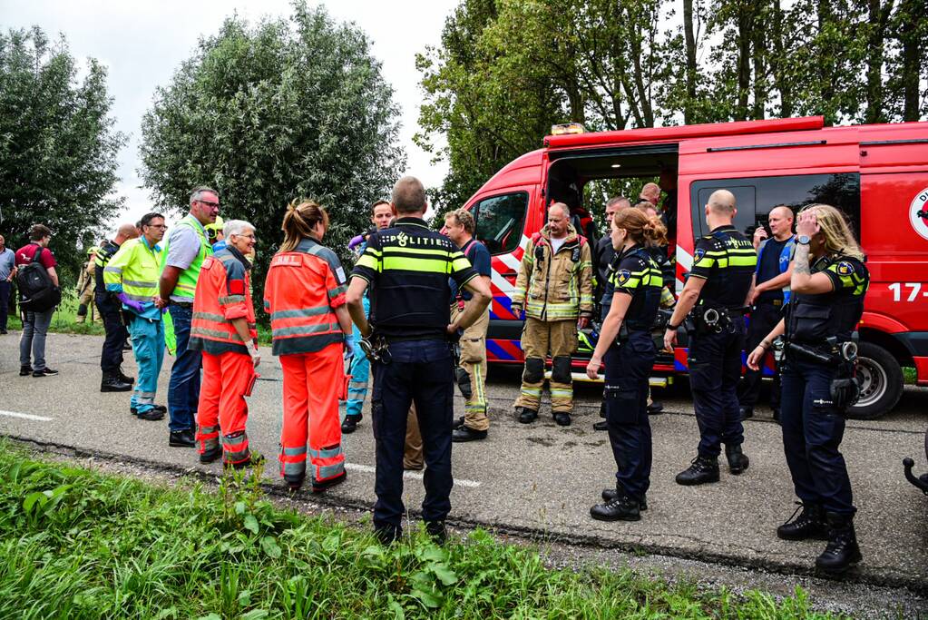 Auto raakt van de weg en belandt in het water