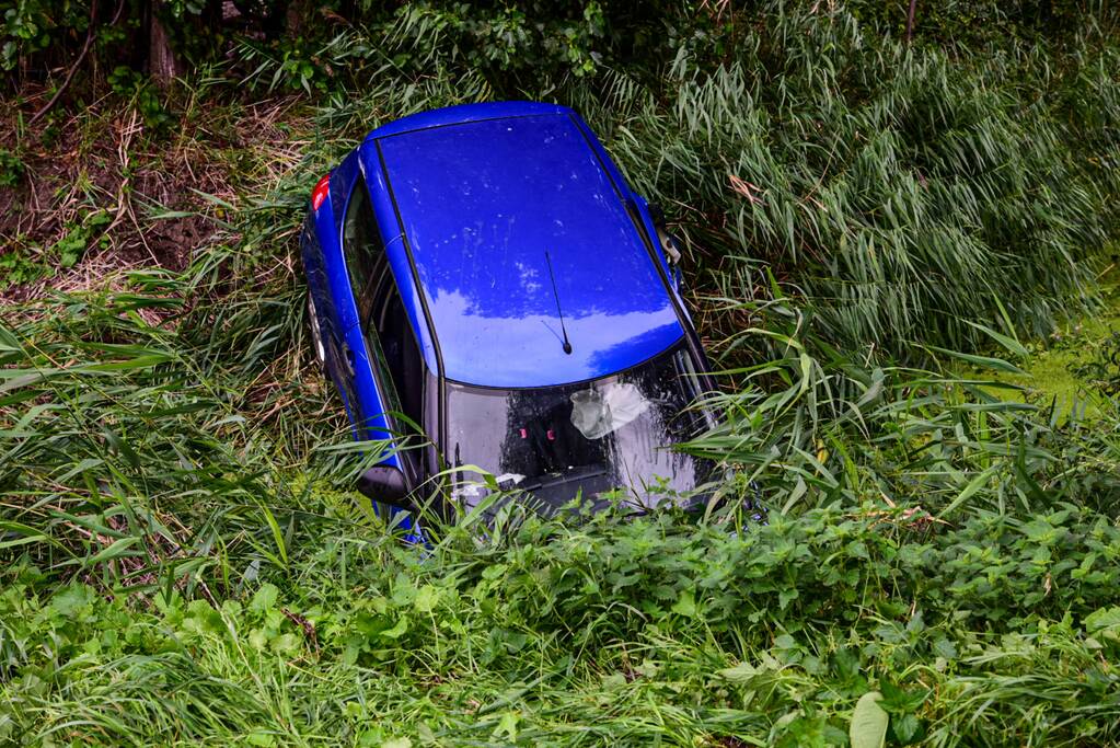 Auto raakt van de weg en belandt in het water