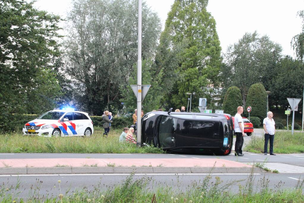 Auto belandt op zijn kant